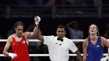 La boxeadora argelina Imane Khelif rompe a llorar tras asegurarse la medalla olímpica