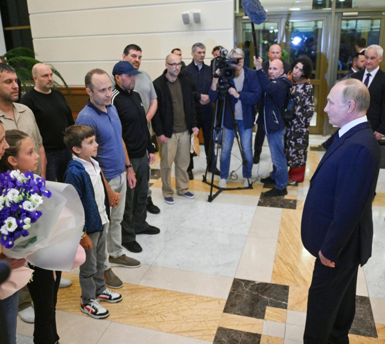 Putin recibe a Pablo González y el resto de los liberados en Moscú: "Quiero darles las gracias por su lealtad"