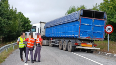 Un conductor deja su camión en mitad de la carretera, septuplica la tasa de alcohol e invita a la policía a cerveza