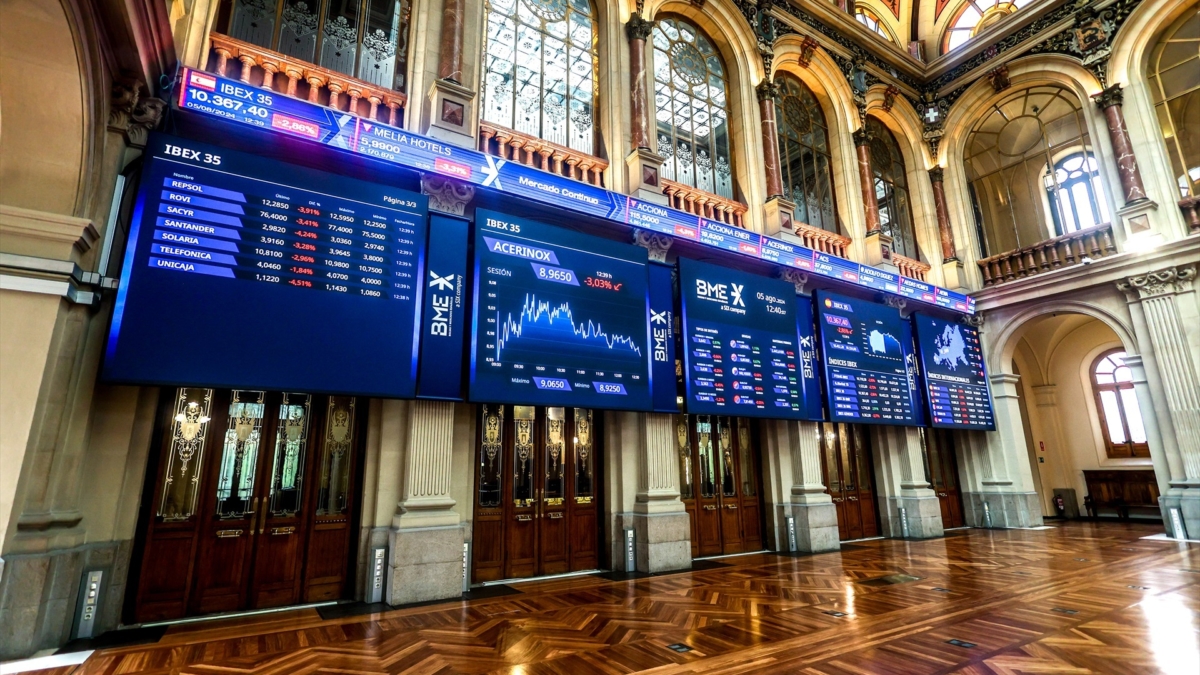 Vista general de paneles del Ibex 35 en el Palacio de la Bolsa de Madrid