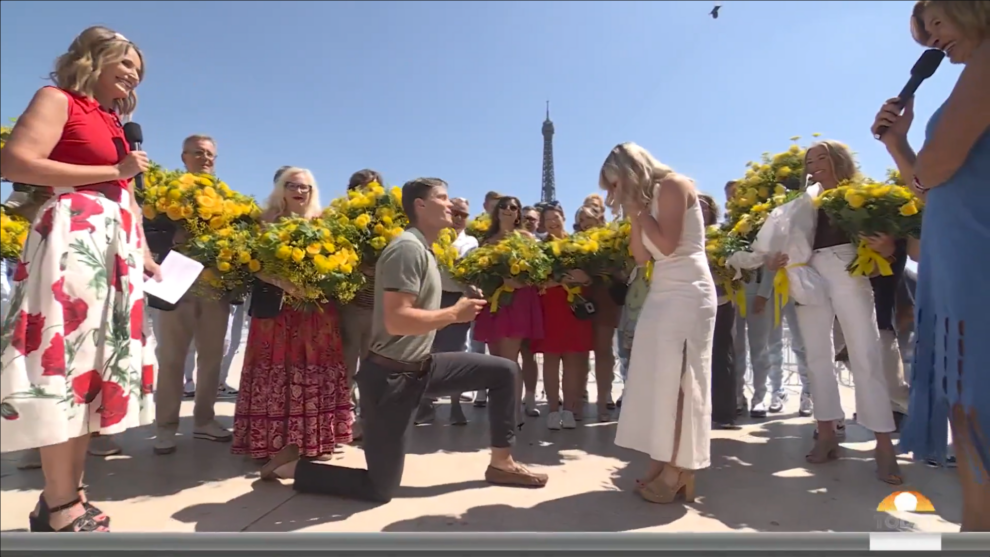 Justin Best y Lainey Duncan se comprometieron ante la torre Eiffel.
