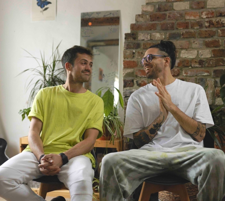 Música callejera, verano y aeropuertos: así es Modelo, la banda aragonesa que nació en Brighton