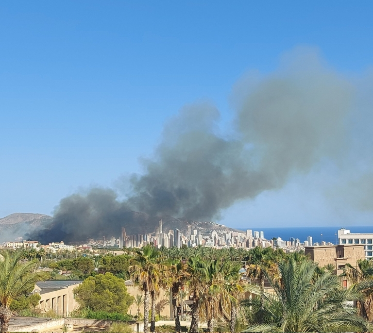 Incendio en Benidorm: cortada la AP-7 en sentido Valencia y el suministro eléctrico