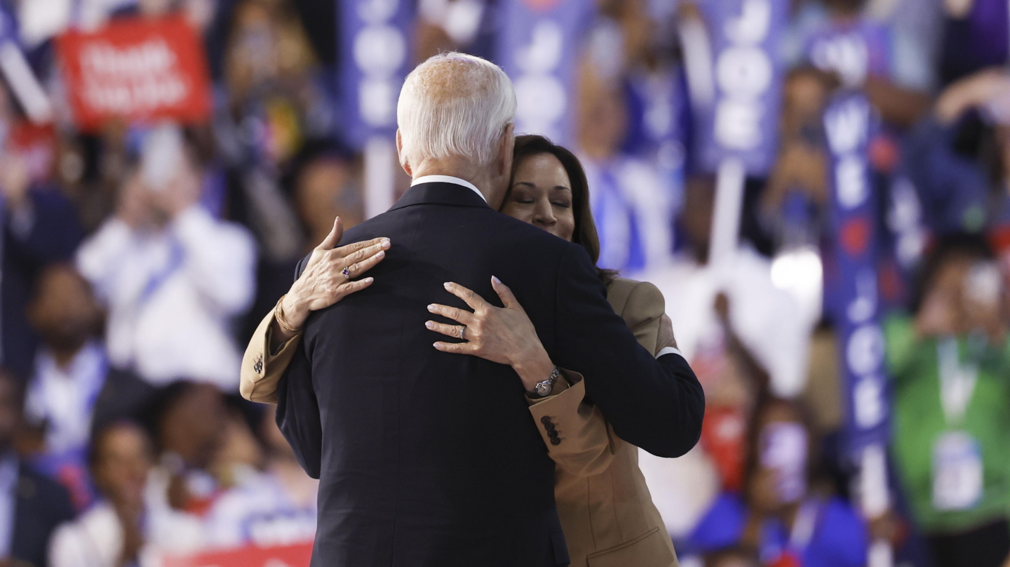 Joe Biden y Kamala Harris se abrazan en la Convención Demócrata, en Chicago.