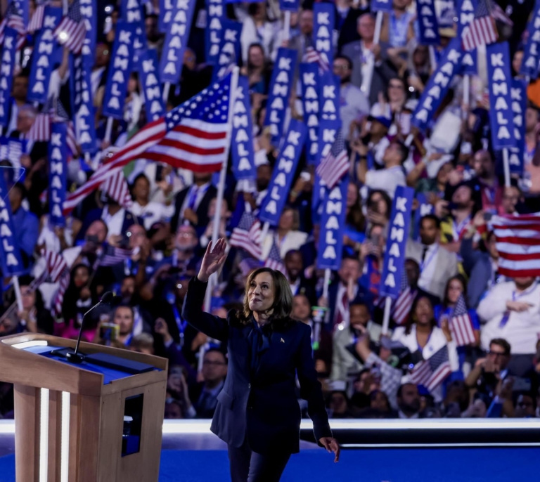 Una poderosa Kamala Harris se corona como la candidata del aborto, la clase media y el fin de la guerra en Gaza