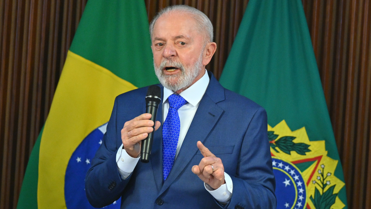 El presidente de Brasil, Luiz Inácio Lula da Silva (2-i), habla durante una reunión ministerial este jueves en el Palácio del Planalto, en Brasilia (Brasil).