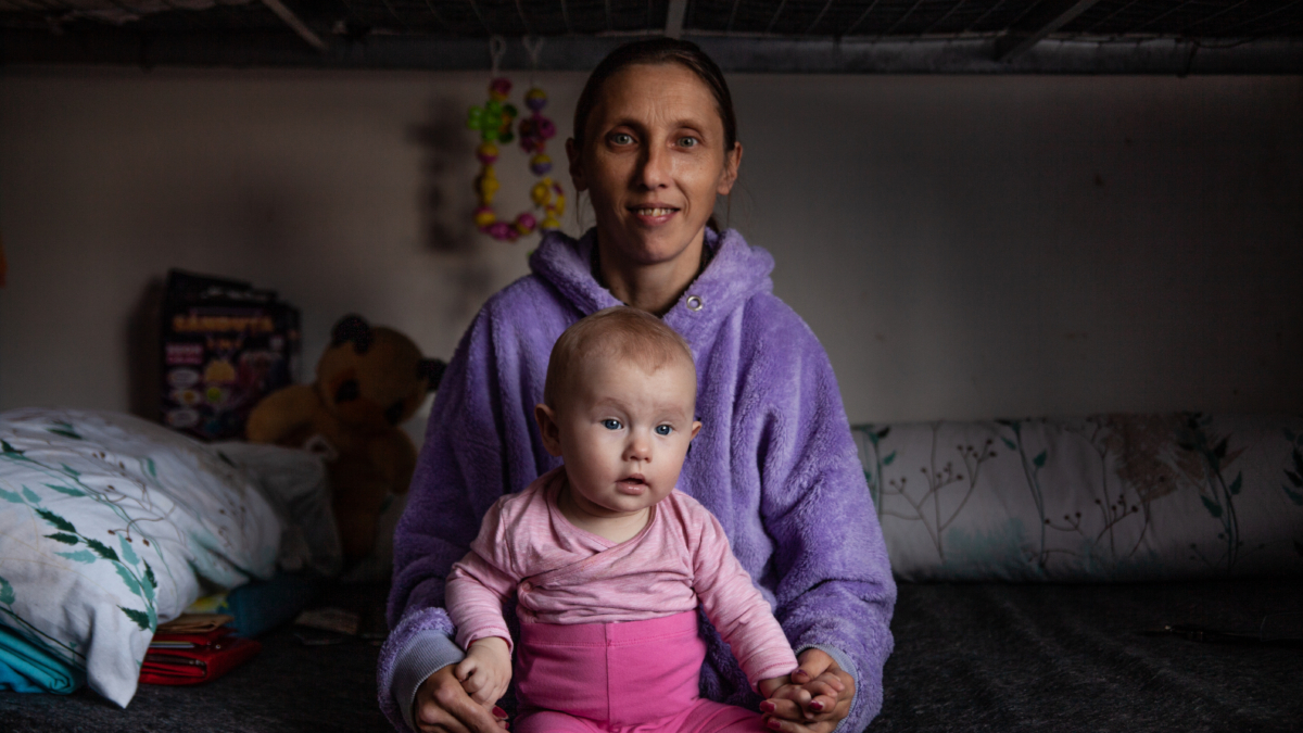 Liliya Bidash, refugiada ucraniana de 32 años, sostiene en sus manos a su hija de 6 meses, Irina Bidash. Las dos viven en Moldavia, a pocos kilómetros de la frontera con Ucrania, en el Centro de Alojamiento para Refugiados (CAR) en una habitación compartida.