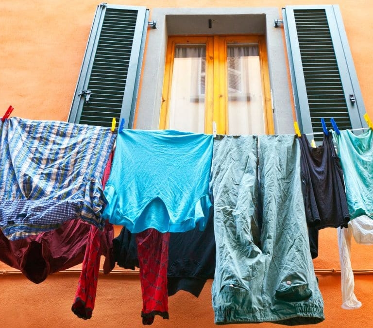Cómo eliminar el olor a humedad de la ropa