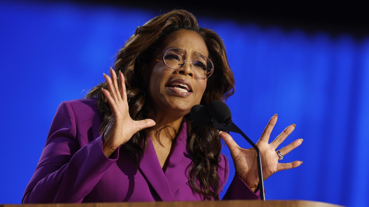 La presentadora estadounidense Oprah Winfrey interviene en la Convención del Partido Demócrata.