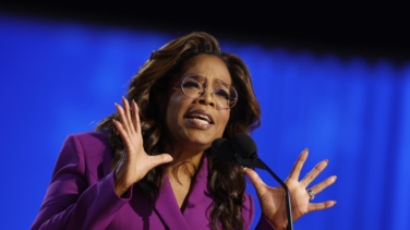 Oprah Winfrey, Stevie Wonder y Clinton animan la fiesta del Partido Demócrata contra Trump