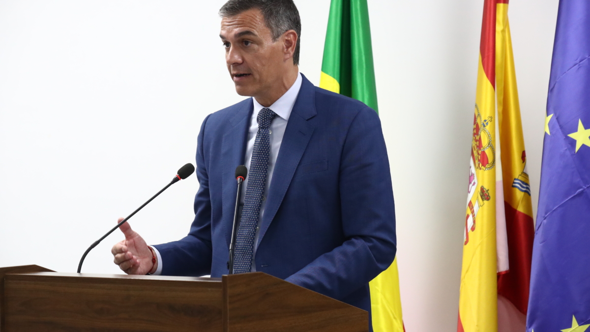 El presidente del gobierno, Pedro Sánchez, durante su visita este miércoles al Instituto Cervantes de Dakar, en Senegal