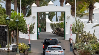 Los guardias civiles que vigilan las vacaciones de Sánchez, ante la incógnita de si tendrán que pagar los gastos de su bolsillo