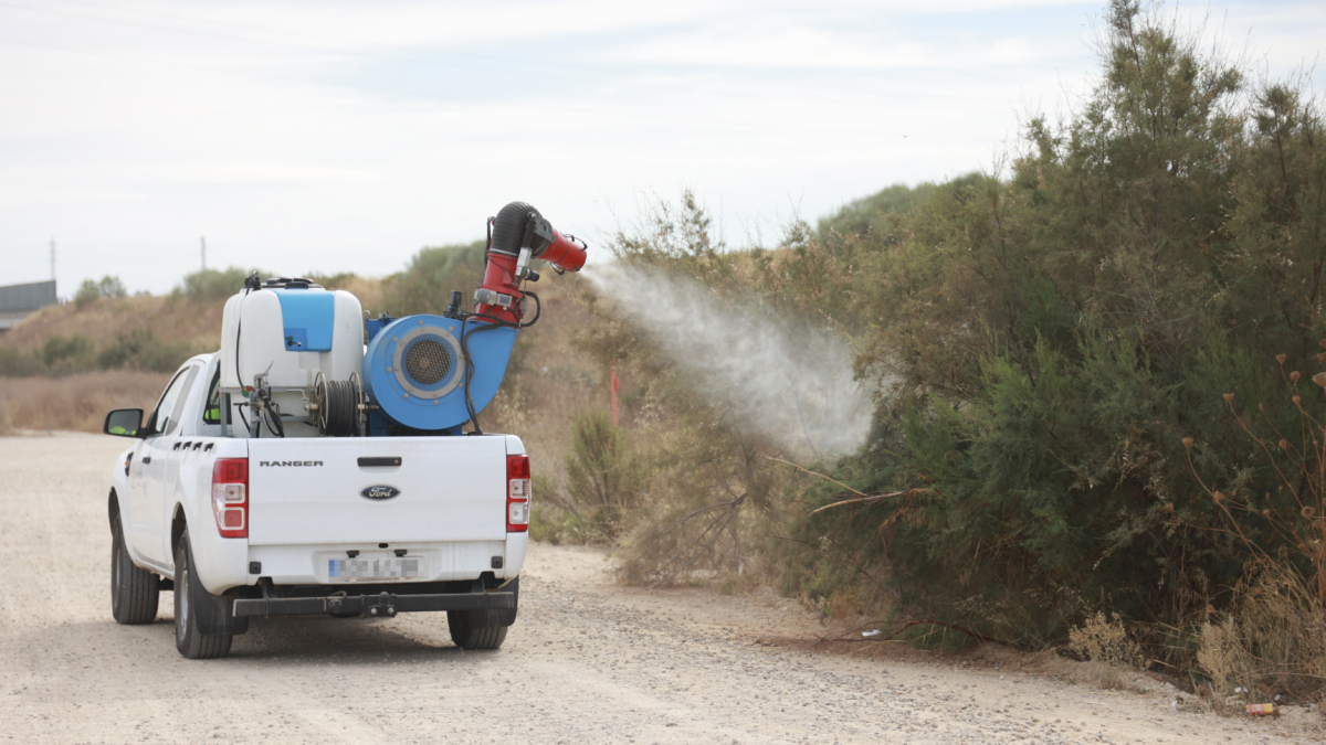 Un pick up nebulizador interviene en la campaña para el tratamiento contra los mosquitos que propagan el Virus del Nilo Occidental (VNO).