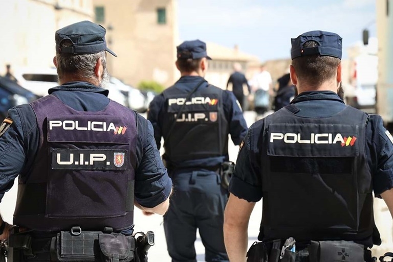 Policías y guardias civiles denuncian el "mercadeo" con la inmigración y preparan acciones legales