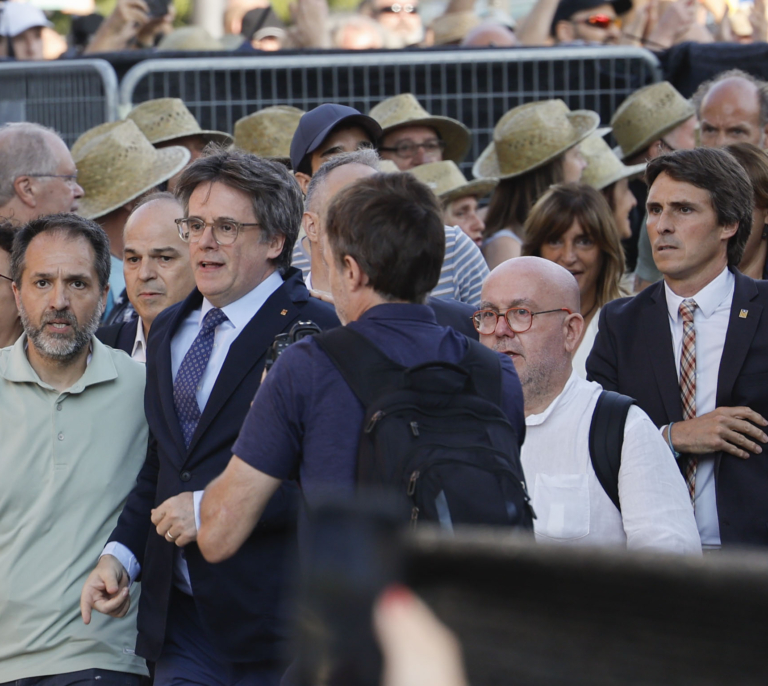 La ANC se mofa de Illa y los Mossos en la Diada con la venta de sombreros subversivos