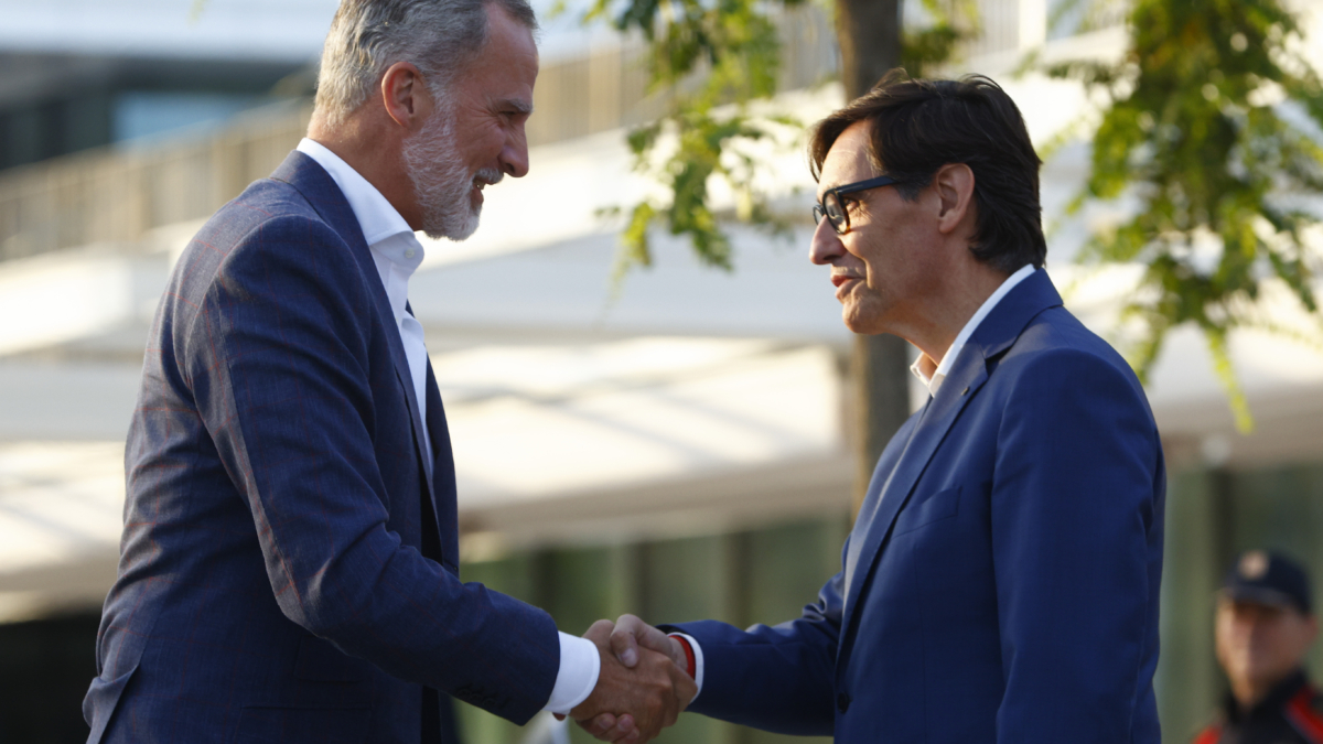 Illa recibe al rey Felipe VI y recupera un gesto que evitaron los últimos presidentes catalanes