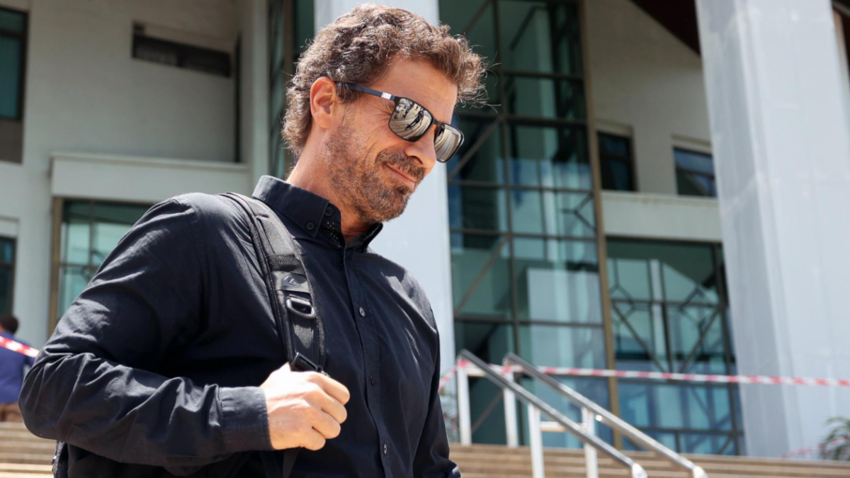 Rodolfo Sancho abandona el tribunal tras conocer la condena a cadena perpetua para su hijo.