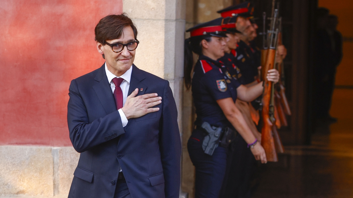 El líder del PSC Salvador Illa abandona el Parlament tras ser investido president en el pleno del debate de investidura que se celebró este jueves en el Parlament de Catalunya.