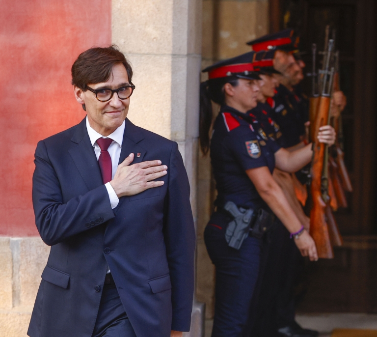 El Parlament inviste a Salvador Illa con el apoyo de ERC y comunes y un Puigdemont de nuevo en fuga