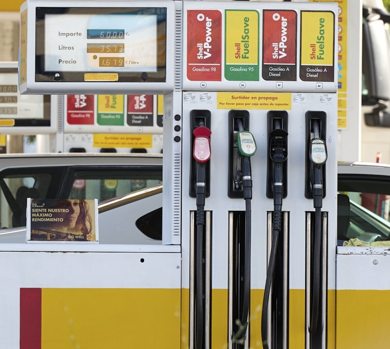 El precio de los carburantes baja antes del puente de agosto por quinta semana consecutiva