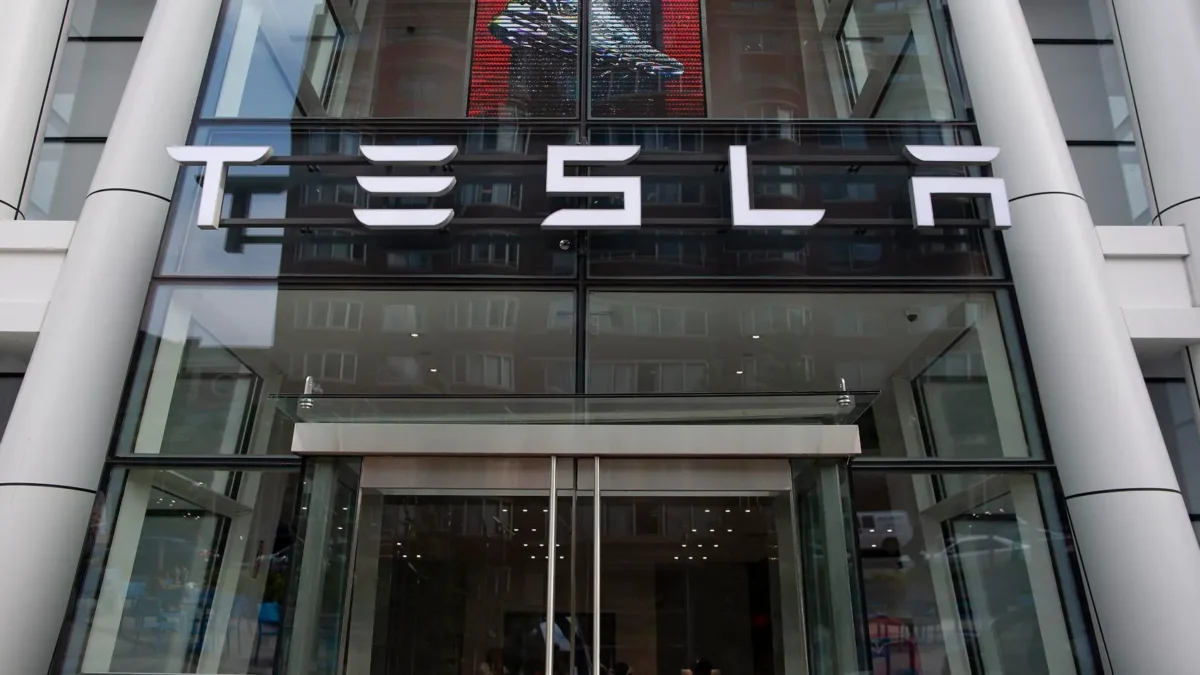 Vista del logo de Tesla, en una fotografía de archivo