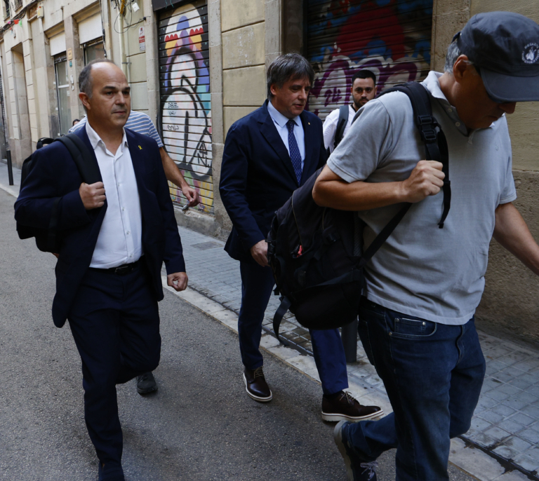 Gorras de béisbol, un Peugeot que era un Honda y una puerta abierta en el Parlament: las claves de la huida de Puigdemont