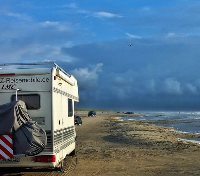¿A qué velocidad máxima pueden ir las autocaravanas y cómo circular correctamente? Esto dice la DGT