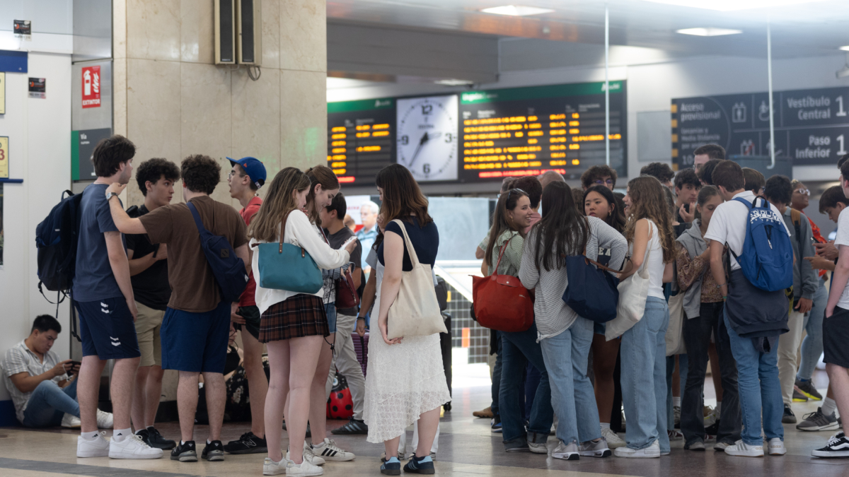 Varias personas en la estación de Chamartín, a 19 de junio de 2024