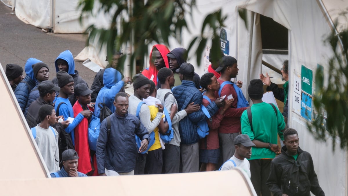 Un grupo de jóvenes migrantes camina este martes por los alrededores del Centro de Atención Temporal para Extranjeros de Las Raíces (Tenerife).