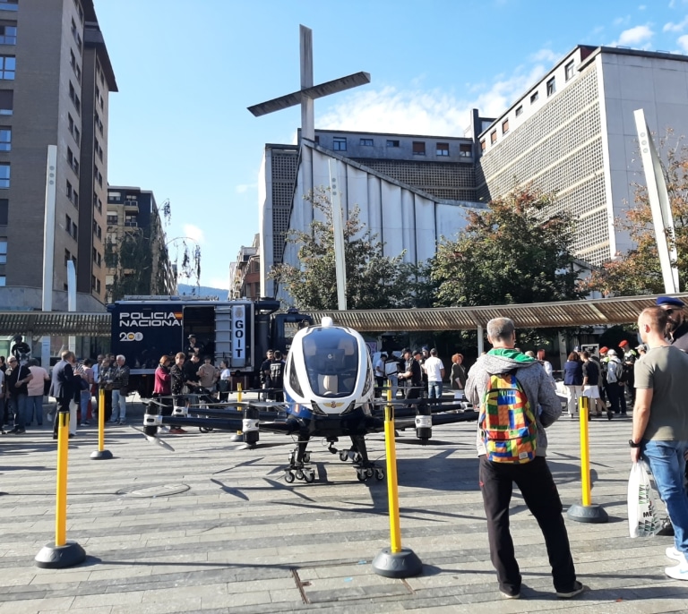 Cuando 'abrir las puertas' es noticia: la Policía Nacional se presenta a la ciudadanía vasca por primera vez en décadas