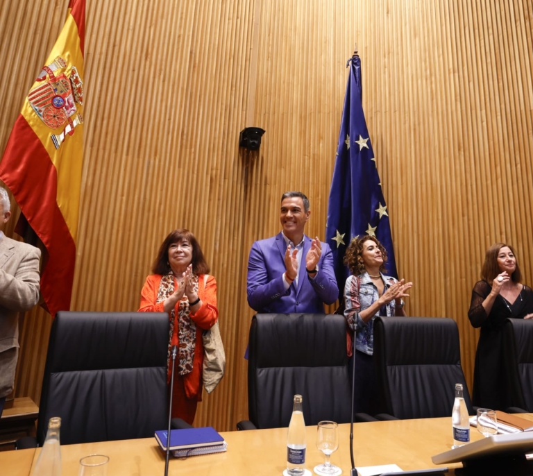 Sánchez pone 5.000 millones sobre la mesa antes de verse con los presidentes y lanza ya su plan contra la "máquina del fango"