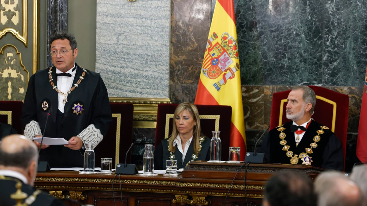 El fiscal general del Estado Álvaro García, el rey Felipe VI y la presidenta del CGPJ, Isabel Perelló, durante el acto de apertura del año judicial en el Tribunal Supremo.