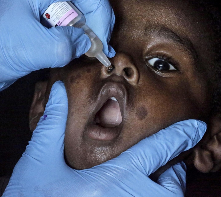 Arranca en Gaza la vacunación de polio en mitad de breves pausas humanitarias