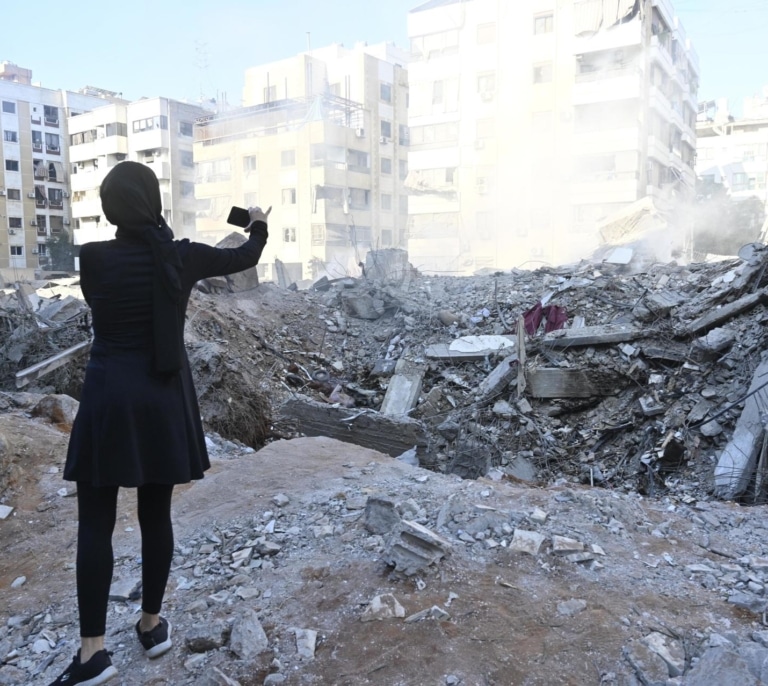 Un ataque israelí mata al líder de Hamás en el Líbano mientras los bombardeos golpean por primera vez el centro de Beirut
