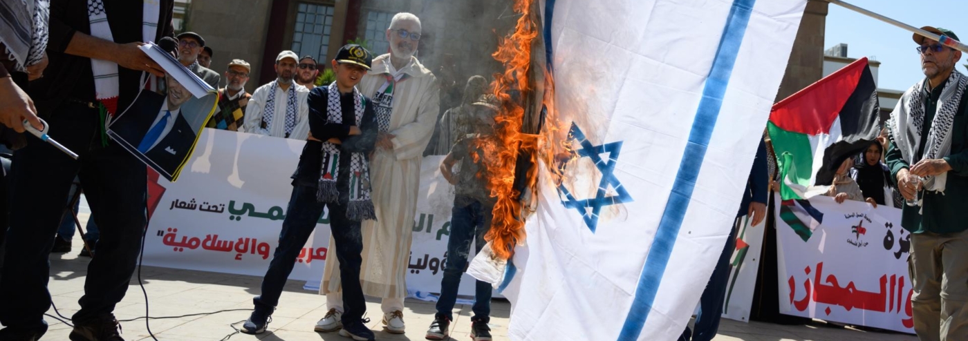 Manifestantes marroquíes queman la bandera de Israel en Rabat.