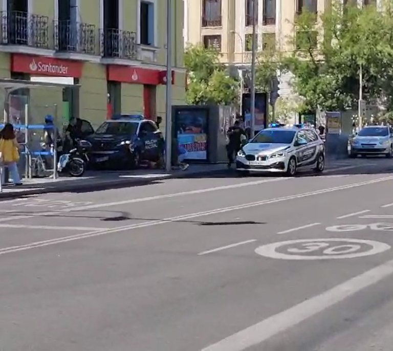 Un coche de Policía descontrolado atropella en el centro de Madrid a tres mujeres y un bebé