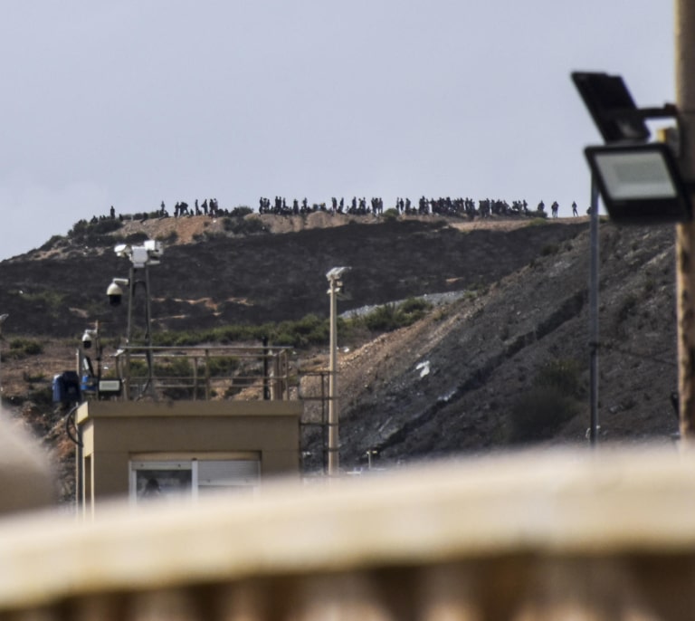 Cientos de jóvenes se concentran en un monte y una playa de Marruecos en un intento de entrada masivo a Ceuta