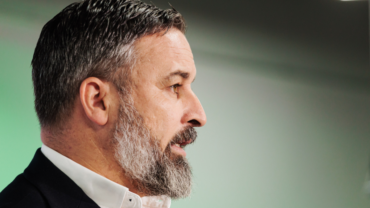El presidente de Vox, Santiago Abascal, en la rueda de prensa de este lunes, desde la sede nacional del partido