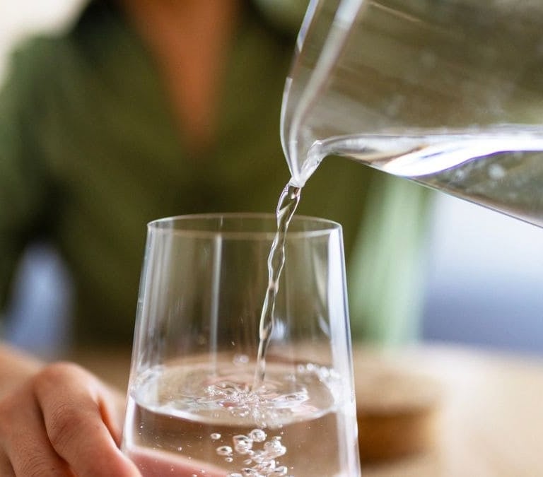 Esta es la cantidad de agua que hay que beber al día, según la ciencia