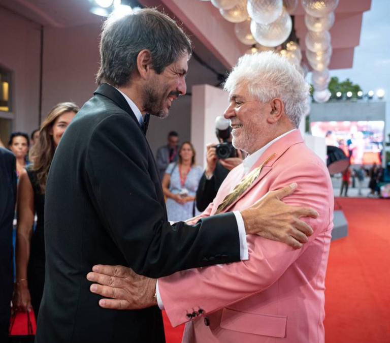 Urtasun elogia "el cine valiente" de Almodóvar que le ha valido 17 minutos de aplausos en Venecia