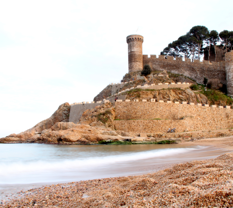 Muere una mujer tras caer desde 40 metros de altura en el castillo de Tossa de Mar