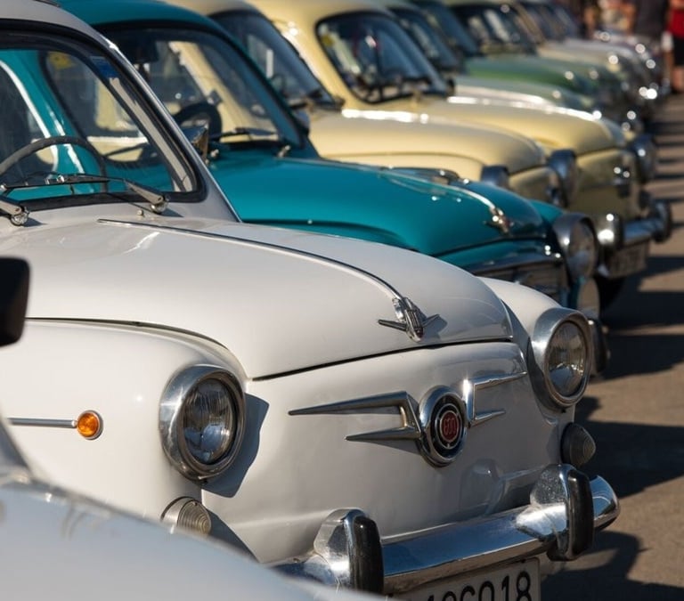 Circular con un coche histórico ahora será más fácil: estos son los cambios que trae la DGT