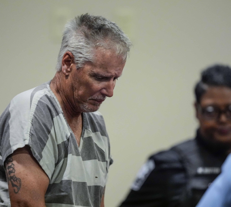 Detienen y acusan de asesinato al padre del autor del tiroteo en un colegio de Georgia