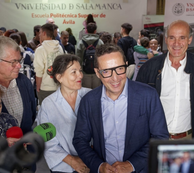 El rector de Salamanca, en la picota por un informe que tacha su práxis académica de "fraudulenta"