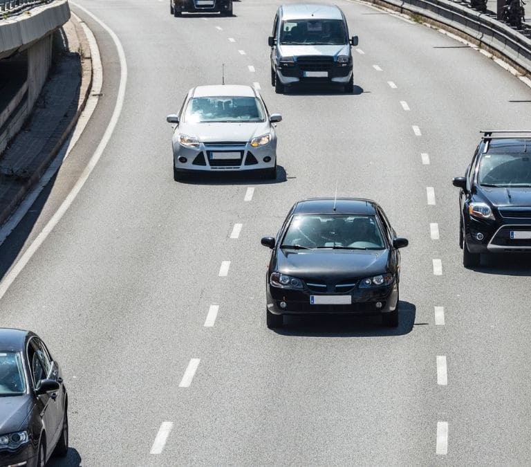 ¿Está permitido adelantar por la derecha en una autopista? Esto dice la DGT
