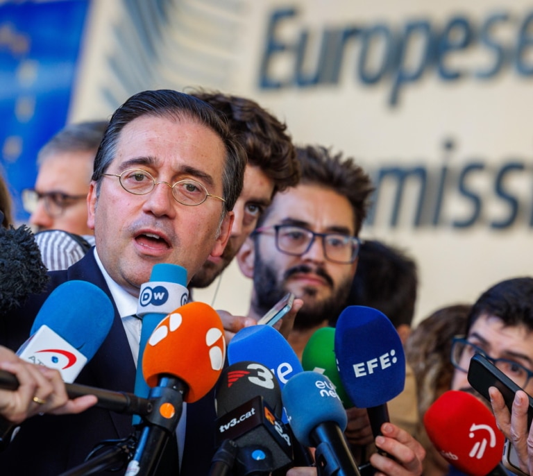 Albares niega que España negociase el documento firmado por Edmundo González mientras Feijóo pide su dimisión