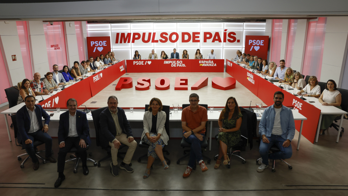 MADRID, 02/09/2024.-El líder socialista y presidente del Gobierno, Pedro Sánchez (c), este lunes durante la reunión de la Comisión Ejecutiva Federal de PSOE, que se reúne para tratar el adelanto del congreso federal del partido a noviembre, un movimiento con el que busca consolidar su liderazgo y reactivar la formación ante los recelos que la financiación singular para Cataluña pactada con ERC ha despertado entre algunos barones.- EFE/ J.J. Guillén