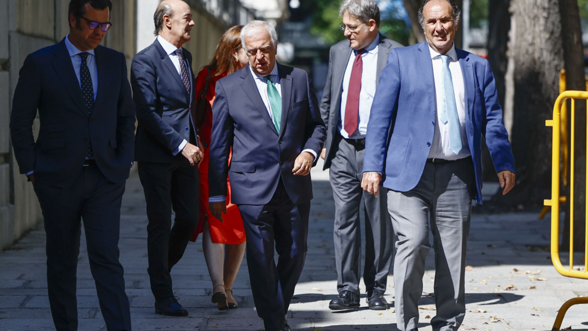 Vocales del Consejo General del Poder Judicial (CGPJ) a su llegada este lunes a la reunión para decidir sobre la presidencia del órgano