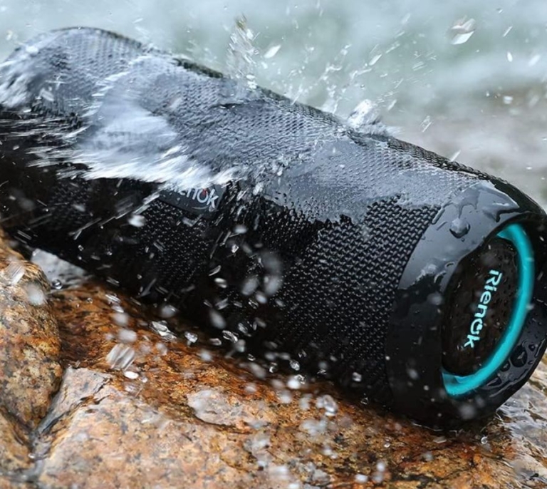 Potencia, resistente al agua y gran autonomía: así es este altavoz Bluetooth con más de 25 mil valoraciones en Amazon