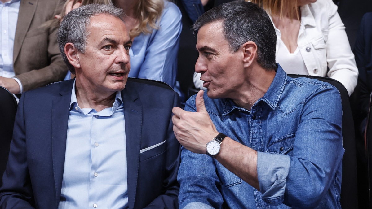El expresidente del Gobierno José Luis Rodríguez Zapatero (i) y el presidente del Gobierno, Pedro Sánchez (d)
